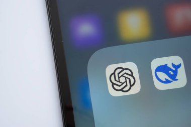 Dhaka, Bangladeş - 26 Şubat 2025: Deepseek ve ChatGPT uygulama simgesini gösteren iPad ekranına yakın plan.