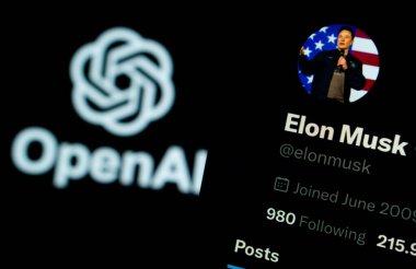 Dhaka, Bangladeş - 05 Şubat 2025: Elon Musk 'ın iPad üzerindeki X hesabı, OpenAI' ın logosu ise arka planda hafifçe parlarken.