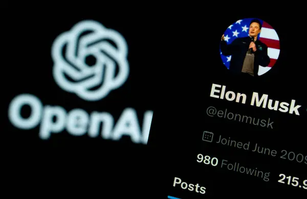 Dhaka, Bangladeş - 05 Şubat 2025: Elon Musk 'ın iPad üzerindeki X hesabı, OpenAI' ın logosu ise arka planda hafifçe parlarken.