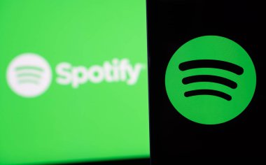 Dhaka, Bangladeş - 07 Şubat 2025: Spotify logosu akıllı telefondan görüldü.