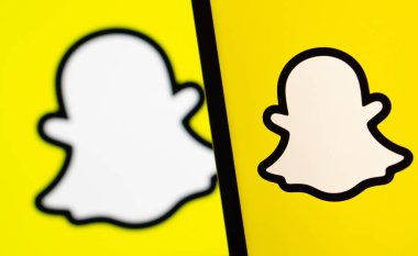 Dhaka, Bangladeş - 07 Şubat 2025: iPad üzerinde Snapchat logosu görülüyor.
