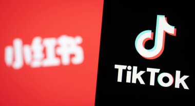 Dhaka, Bangladeş - 07 Şubat 2025: Arkaplanda akıllı telefon ve Rednote (Xiaohongshu) üzerinde Tiktok logosu görülüyor.