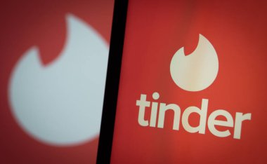Dhaka, Bangladeş - 11 Şubat 2025: akıllı telefondan Tinder logosu görülüyor.