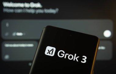 Dhaka, Bangladeş - 16 Şubat 2025: Grok 3 logosu akıllı telefondan görüldü.