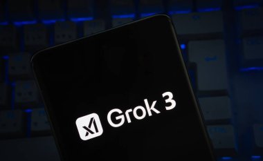Dhaka, Bangladeş - 16 Şubat 2025: Grok 3 logosu akıllı telefondan görüldü.