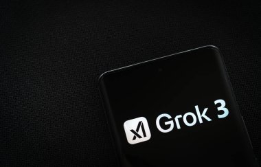 Dhaka, Bangladeş - 16 Şubat 2025: Grok 3 logosu akıllı telefondan görüldü.