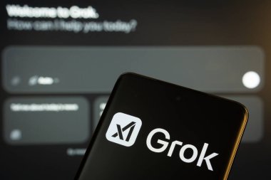 Dhaka, Bangladeş - 16 Şubat 2025: Grok Ai logosu akıllı telefondan görüldü.