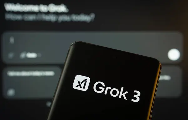 Dhaka, Bangladeş - 16 Şubat 2025: Grok 3 logosu akıllı telefondan görüldü.