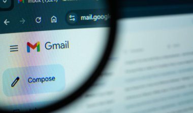 Dhaka, Bangladeş - 26 Şubat 2025: Büyüteçle görülen Gmail ana sayfasının yakın çekimi.