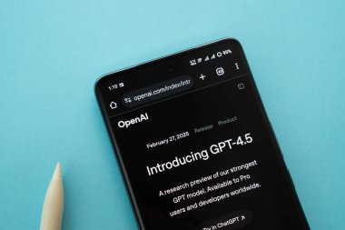 Dhaka, Bangladeş - 01 Mart 2025: GPT-4.5 tanıtımının yer aldığı akıllı telefon ekranı