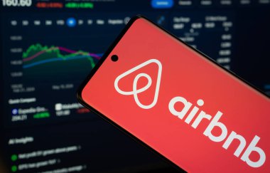 Dhaka, Bangladeş - 01 Mart 2025: Airbnb logosu akıllı telefondan görüldü.