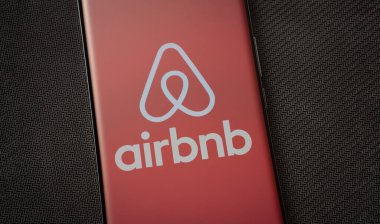 Dhaka, Bangladeş - 01 Mart 2025: Airbnb logosu akıllı telefondan görüldü.