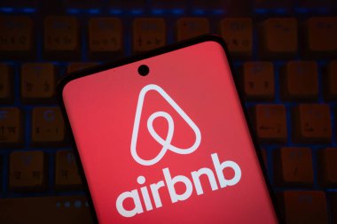 Dhaka, Bangladeş - 01 Mart 2025: Airbnb logosu akıllı telefondan görüldü.
