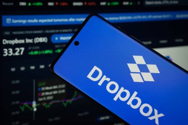 Dhaka, Bangladeş - 05 Mart 2025: Akıllı telefondan Dropbox logosu görüldü.
