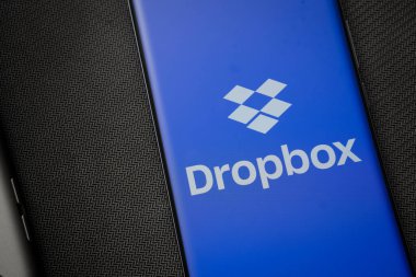 Dhaka, Bangladeş - 05 Mar 2025: Akıllı telefondan Dropbox logosu görüldü.
