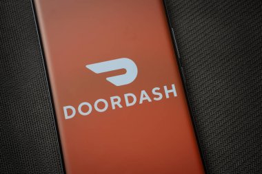 Dhaka, Bangladeş - 05 Mart 2025: Doordash logosu akıllı telefon ekranında gösteriliyor.