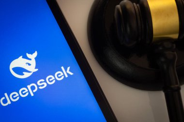 Dhaka, Bangladeş - 05 Mart 2025: Bir yargıcın tokmağının yanında derin arama uygulamasını gösteren bir iPad ekranının yakın çekimi.