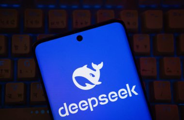 Dhaka, Bangladeş - 05 Mar 2025: deep seek logosu akıllı telefondan görüldü.