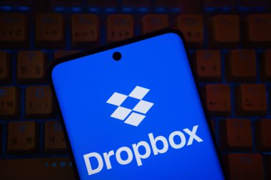 Dhaka, Bangladeş - 05 Mar 2025: Akıllı telefondan Dropbox logosu görüldü.