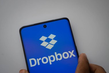 Dhaka, Bangladeş - 05 Mar 2025: Akıllı telefondan Dropbox logosu görüldü.