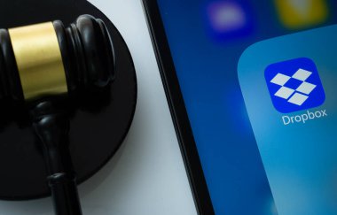 Dhaka, Bangladeş - 05 Mart 2025: Bir yargıcın tokmağının yanında Dropbox uygulamasını gösteren iPad ekranına yakın çekim.