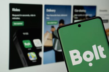 Dhaka, Bangladeş - 05 Mart 2025: Bolt logosu bir akıllı telefon ekranında gösteriliyor, arka planda bir bilgisayar ekranında cıvata web sitesi görülüyor.
