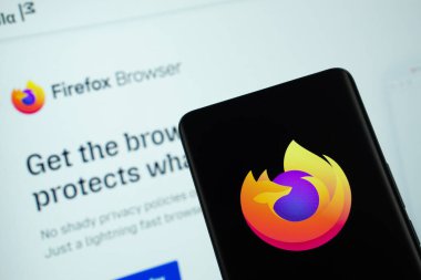 Dhaka, Bangladeş - 08 Mart 2025: mozilla firefox logosu akıllı telefon ekranında gösteriliyor, arka planda bir bilgisayar ekranında mozilla firefox web sitesi görülüyor.