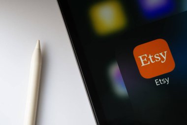 Dhaka, Bangladeş - 08 Mart 2025: Etsy uygulamasını gösteren bir iPad ekranına yakın plan.