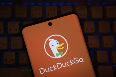 Dhaka, Bangladeş - 08 Mart 2025: DuckDuckGo logosu akıllı telefon ekranında gösteriliyor.