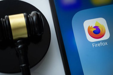 Dhaka, Bangladeş - 08 Mart 2025: Bir hakimin tokmağının yanında mozilla firefox uygulamasını gösteren iPad ekranının yakın çekimi.