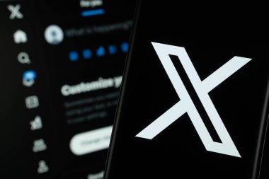 Dhaka, Bangladeş - 11 Mart 2025: X (twitter) logosu, arka planda bir bilgisayar ekranında bluesky web sitesi görünür.