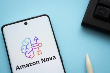 Dhaka, Bangladeş - 13 Mart 2025: Amazon Nova logosu akıllı telefon ekranında sergilenmektedir.