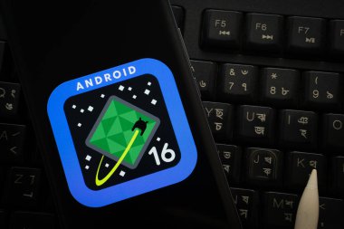 Dhaka, Bangladeş - 13 Mart 2025: Android 16 'nın logosu akıllı telefon ekranında gösteriliyor.