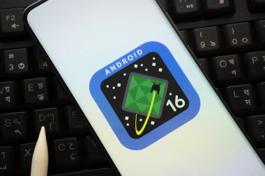 Dhaka, Bangladeş - 13 Mart 2025: Android 16 'nın logosu akıllı telefon ekranında gösteriliyor.