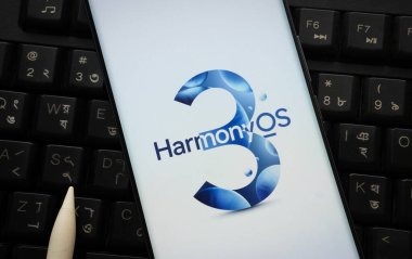 Dhaka, Bangladeş - 13 Mart 2025: HarmonyOS 3 'ün logosu akıllı telefon ekranında gösteriliyor.