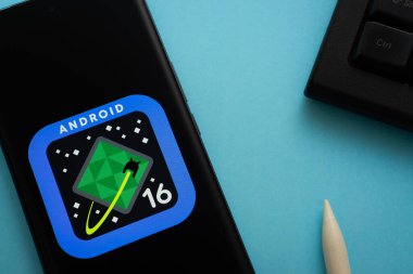 Dhaka, Bangladeş - 13 Mart 2025: Android 16 'nın logosu akıllı telefon ekranında gösteriliyor.
