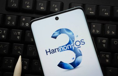 Dhaka, Bangladeş - 13 Mart 2025: HarmonyOS 3 'ün logosu akıllı telefon ekranında gösteriliyor.