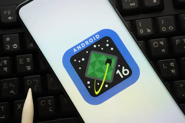 Dhaka, Bangladeş - 13 Mart 2025: Android 16 'nın logosu akıllı telefon ekranında gösteriliyor.