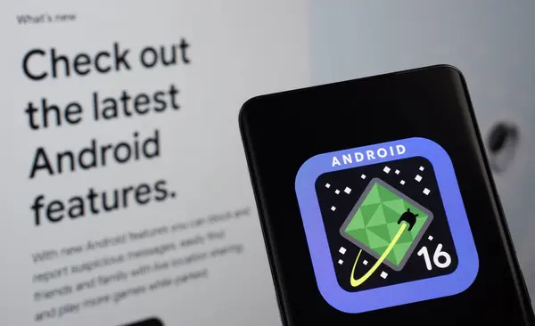 Dhaka, Bangladeş - 15 Mart 2025: Android 16 'nın logosu akıllı telefon ekranında gösteriliyor, android web sitesi arka planda bir bilgisayar ekranında görülüyor.