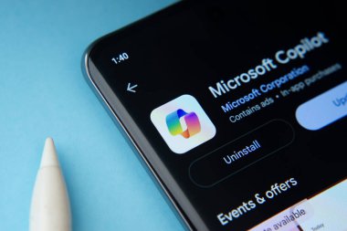 Dhaka, Bangladeş - 16 Mart 2025: Google Playstore 'dan Microsoft yardımcı pilot uygulaması akıllı telefon ekranında gösteriliyor.