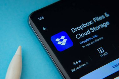 Dhaka, Bangladeş - 16 Mart 2025: Google Playstore 'daki Dropbox uygulaması bir akıllı telefon ekranında gösteriliyor.