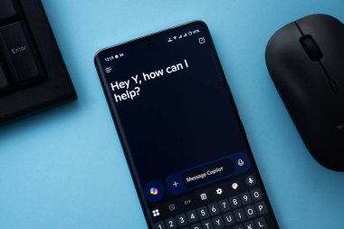 Dhaka, Bangladeş - 16 Mart 2025: Microsoft yardımcı pilotunun logosu akıllı telefon ekranında gösteriliyor.