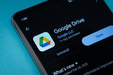 Dhaka, Bangladeş - 16 Mart 2025: Google Playstore 'daki Google sürücü uygulaması bir akıllı telefon ekranında gösterilir.