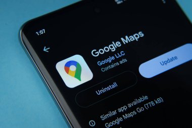 Dhaka, Bangladeş - 16 Mart 2025: Google Haritalar Google Playstore uygulamaları bir akıllı telefon ekranında gösterilir.