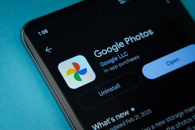 Dhaka, Bangladeş - 16 Mart 2025: Google Playstore 'daki Google fotoğraf uygulaması akıllı telefon ekranında görüntülenir.