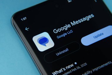 Dhaka, Bangladeş - 16 Mart 2025: Google Playstore 'dan Google ileti uygulaması akıllı telefon ekranında görüntülenir.