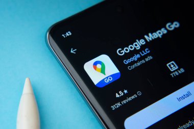 Dhaka, Bangladeş - 16 Mart 2025: Google Haritalar Google Playstore uygulamaları bir akıllı telefon ekranında gösterilir.