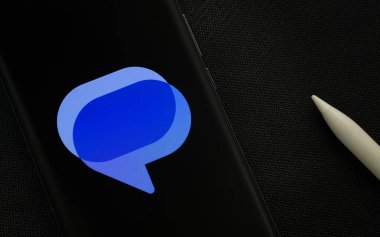 Dhaka, Bangladeş - 16 Mart 2025: Google mesajlarının logosu akıllı telefon ekranında gösteriliyor.