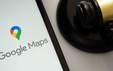 Dhaka, Bangladeş - 16 Mart 2025: Bir hakimin tokmağının yanında Google Harita uygulamasını gösteren iPad ekranının yakın çekimi.