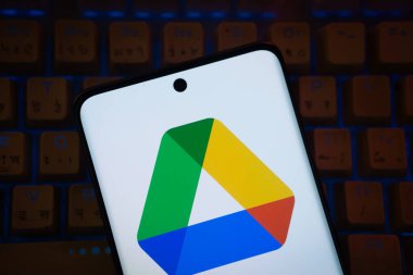 Dhaka, Bangladeş - 16 Mart 2025: Google sürücünün logosu akıllı telefon ekranında gösterilir.